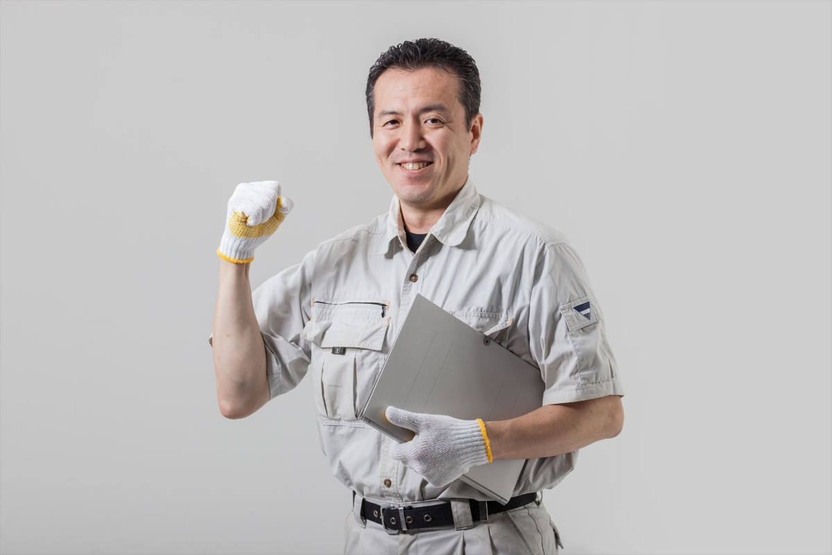 ポーズを決める作業服の男性